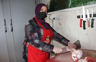 Elinde satırı gören şaşırıyor