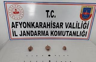 Ellerindeki 22 parça tarihi eseri satmaya çalışan...