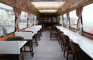 Emekli öğretmen harabe haldeki otobüsü kütüphaneye...