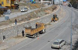 Emet’te yol kenarları ağaçlandırılıyor