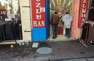 Eminönü’nde esnafın müşteri kavgası kanlı...