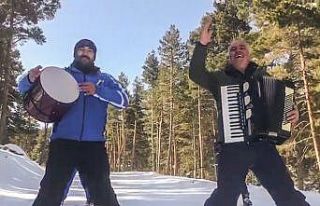 Enstrüman eşliğinde kayak keyfi