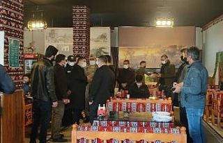 Erciş’te vatandaşlar sahile koştu