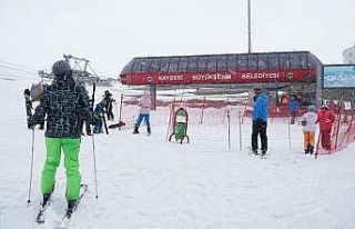 Erciyes Dağı’na mevsimin ilk karı yağdı