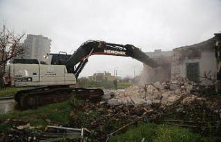 Erdemli’de güvenliği tehdit eden yapılar yıkılıyor