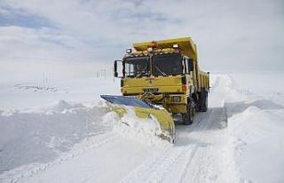 Erzincan’da kar ve tipiden 102 köy yolu ulaşıma...