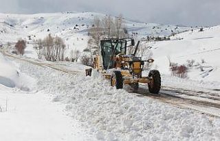 Erzincan’da kar ve tipiden 26 köy yolu ulaşıma...