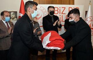 Erzurum’da bayrak teslim töreni