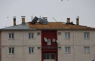 Erzurum’da fırtına çatıları uçurdu
