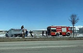 Erzurum’da kağıt yüklü kamyonet yandı