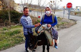Eşek sırtındaki eşine kadınlar günü sürprizi