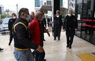 Eşini öldüren arkadaşına adliyeye girerken ’adamsın’...