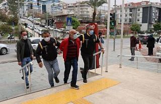 Eşini öldüren katil zanlısına adliye önünde...