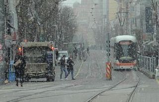 Eskişehir lapa lapa kar yağışı altında