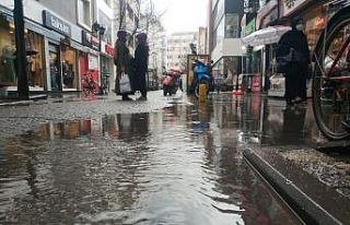 Eskişehir’de aniden bastıran yağmur sokakları...