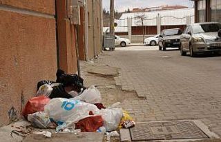 Eskişehir’de bazı vatandaşlar çöp konteynırına...