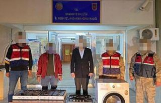 Evden eşya çalan hırsızlar kıskıvrak yakalandı