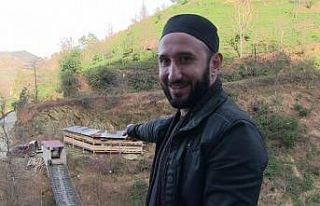 Evine demir kapılı asma köprüden geçilerek gidiliyor