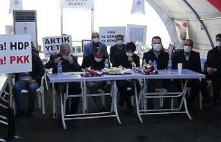 Evlat nöbetindeki aileler Gara şehitleri için Türkçe...