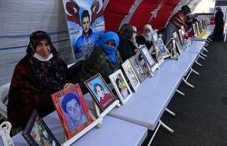 Evlat nöbetindeki aileler HDP’den çocuklarını...