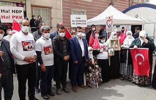 Evlat nöbetindeki aileler, zorla nöbete katıldıkları...