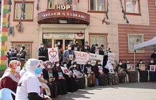Evlat nöbetindeki ailelerden CHP’li Özel’in...