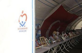 Evlat nöbetindeki ailelerden çocuklarına ’teslim...