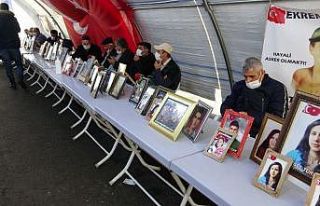 Evlatlarından gelecek haberi bekleyen aileler, HDP...