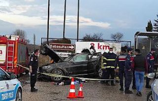 Fabrika duvarına çarpan araç hurdaya döndü: 1...