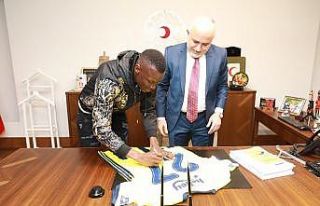 Fenerbahçeli golcü Mame Thiam’dan Kızılay’a...