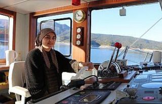 Feribot kullanan genç kız görenleri şaşırtıyor