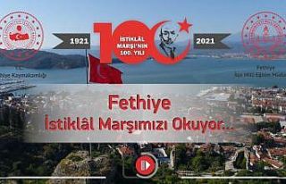 Fethiye’de protokol ve vatandaşlar İstiklal Marşı’nı...