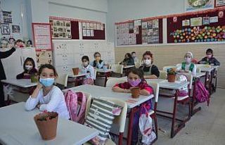 Fidanlara ilk can suyu miniklerden