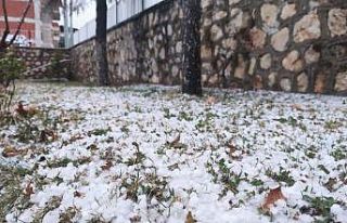 Fındık büyüklüğünde dolu yağdı, ilçe beyaza...