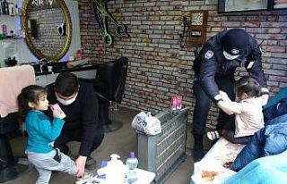 Firar eden küçük kardeşlere berberden şefkat