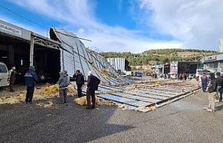 Fırtına çatıları uçurdu, 4 araç zarar gördü