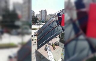 Fırtına dev tabelayı devirdi, şans eseri yaralanan...