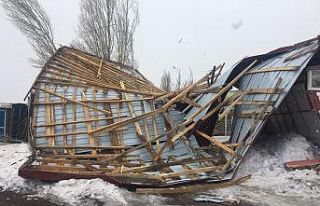 Fırtına evin çatısını uçurdu, duvarını yıktı