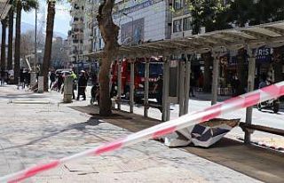 Fırtınanın uçurduğu tabela otobüs durağına...