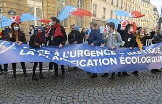 Fransa’da çevreci öğrencilerden küreselleşme...