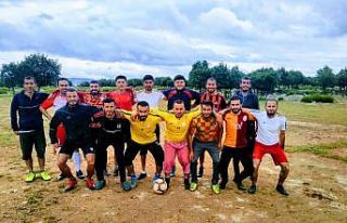 Futbol aşkıyla taşlı araziyi temizleyip sahaya...