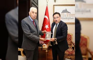 Gazeteci Özsoy 80 yıllık hayatını bu kitapta...