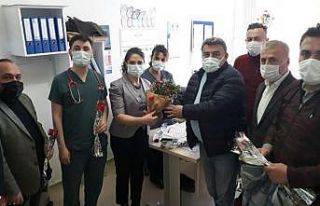 Gazeteciler, sağlık çalışanlarının bayramını...