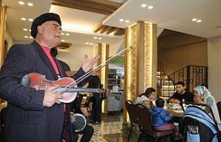 Gaziantepliler güle oynaya kebapçılara akın etti