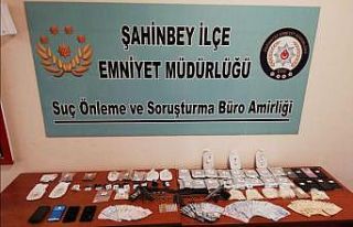 Gaziantep’te 4 kilo 704 gram uyuşturucu ele geçirildi