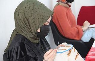 Geleneksel tel kırma eğitimi alan kadın kursiyerler...