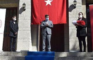 Gençlere emanet edilen Türk bayrağı Çanakkale’ye...