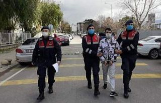 Girdiği evden altın ve döviz çalan hırsız tutuklandı