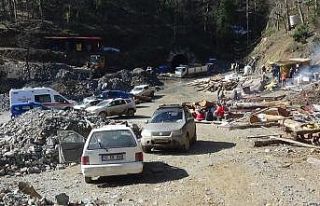 Göçük altında kalan madencinin cansız bedenine...