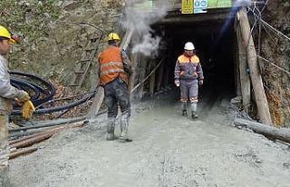 Göçük altında kalan madenciyi arama çalışmaları...
